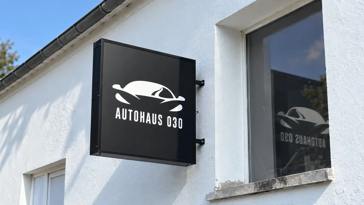 Außenansicht des Werkstattstandorts mit Einfahrt.